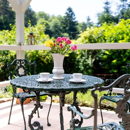 Roter Fuchsbau Am Eichwald